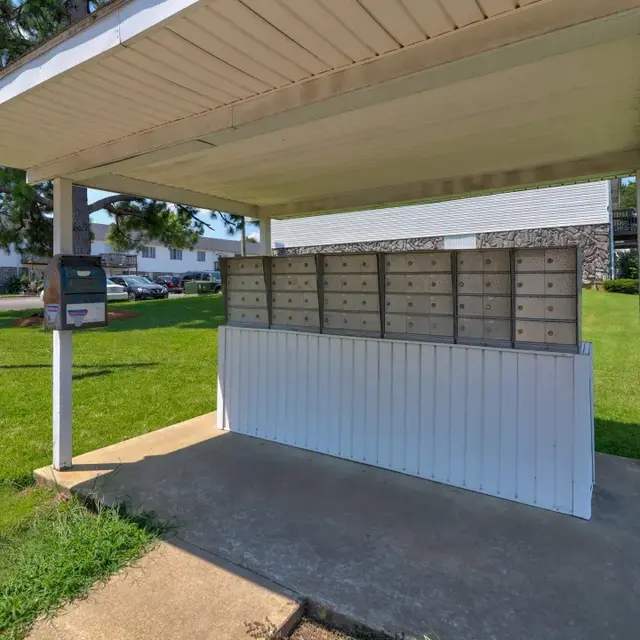 Hillwood Manor - Patio, Porch, Car