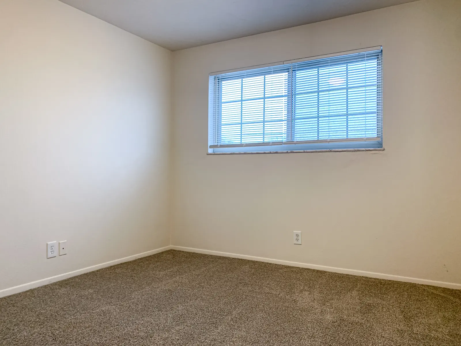 Pentamen Arms - Floor, Corner, Flooring