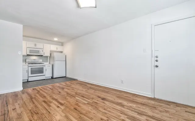 Lakewood Plaza - Indoors, Room