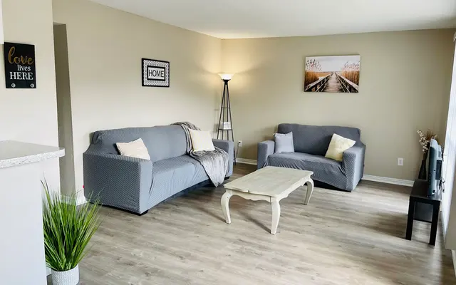 8801 Glencrest - Home Decor, Floor, Furniture