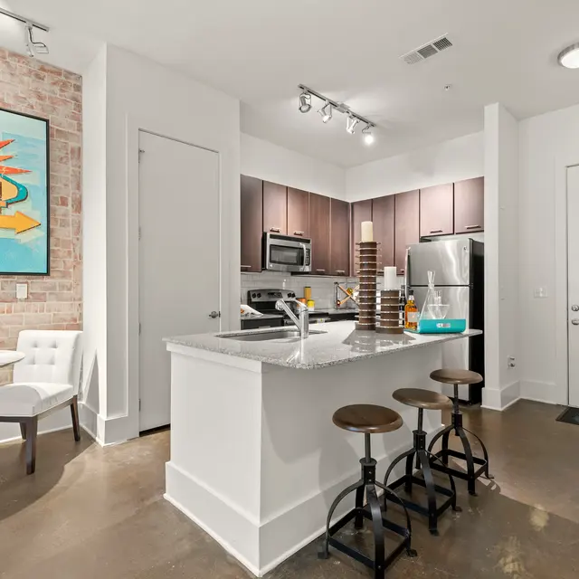 SYNC at West Midtown - A1sr Entry + Kitchen 
