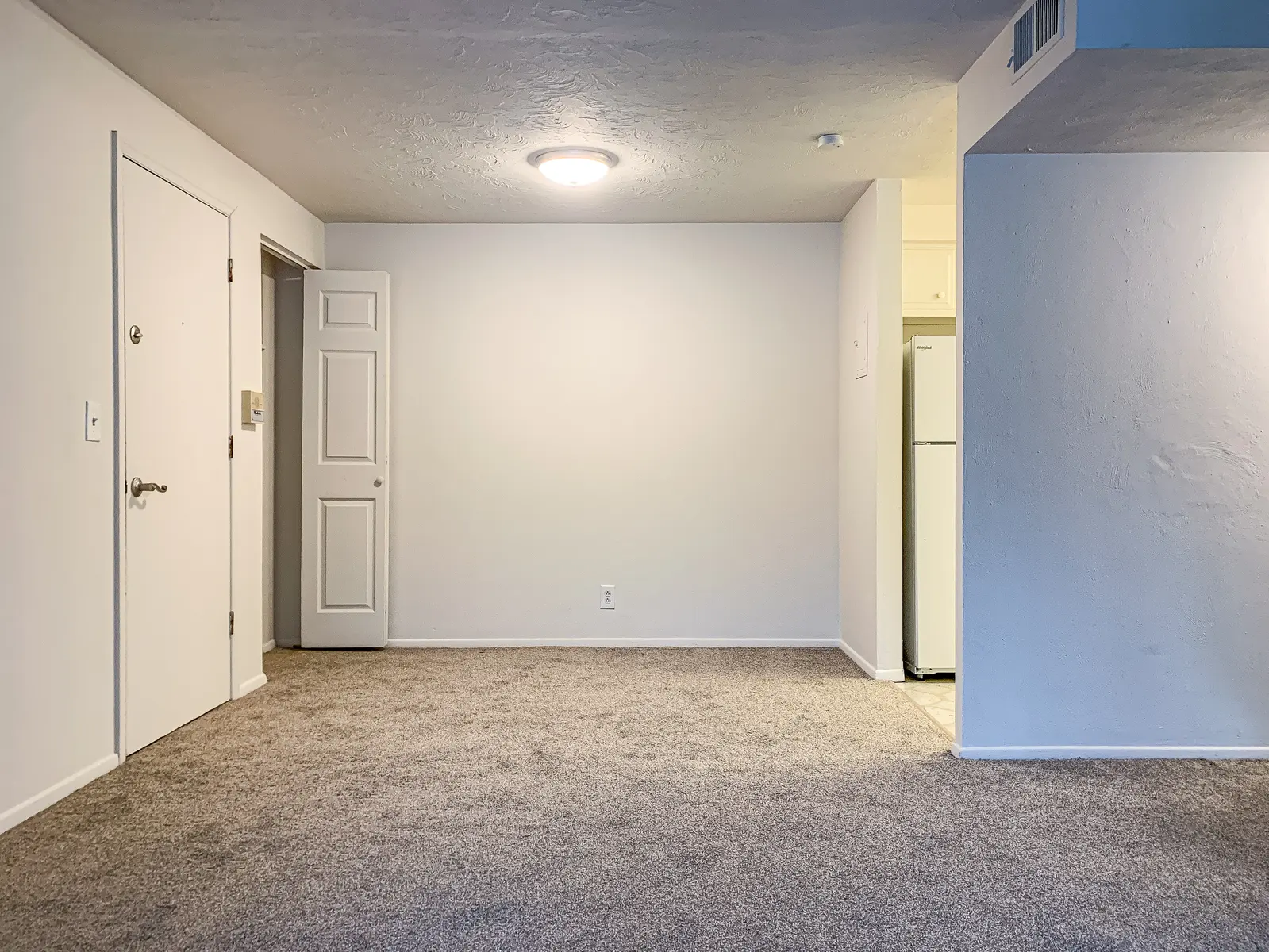 Pentamen Arms - Floor, Corner, Indoors