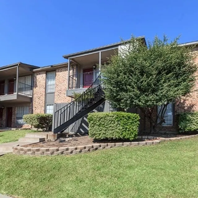 Holly Apartments - Bush, Grass, Hedge