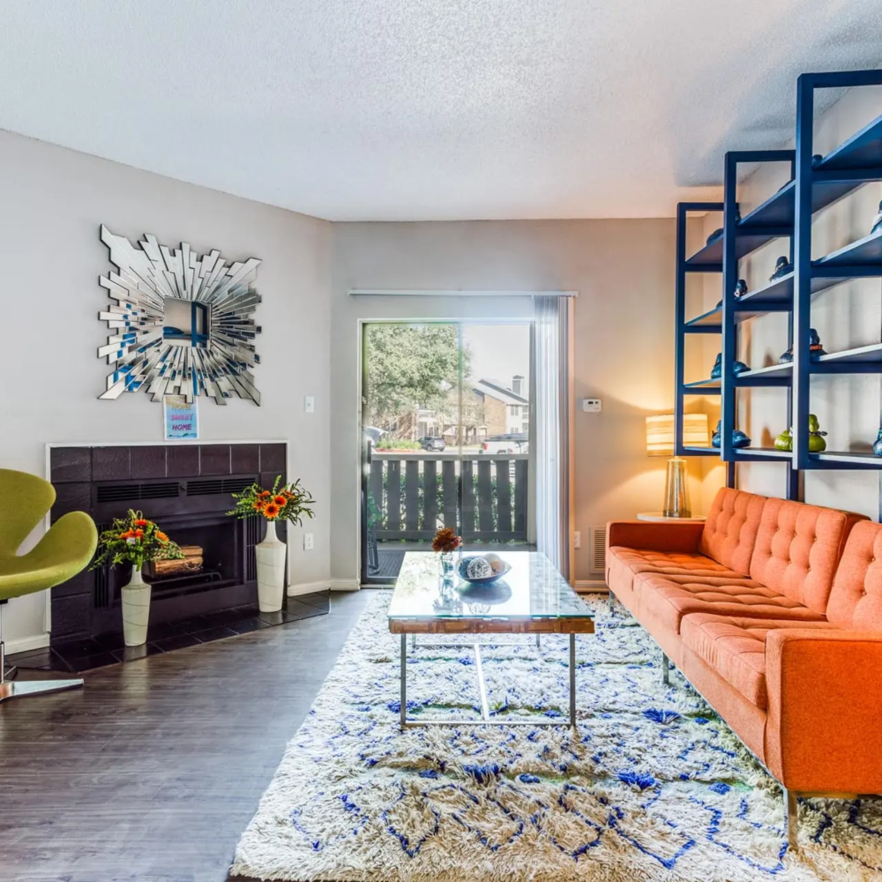 Balcones Club Apartments - Living Room