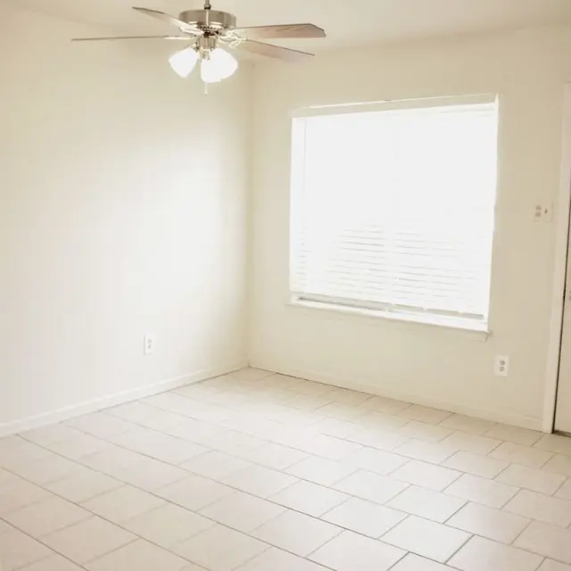 Legendary Apartments - Ceiling Fan, Appliance, Floor