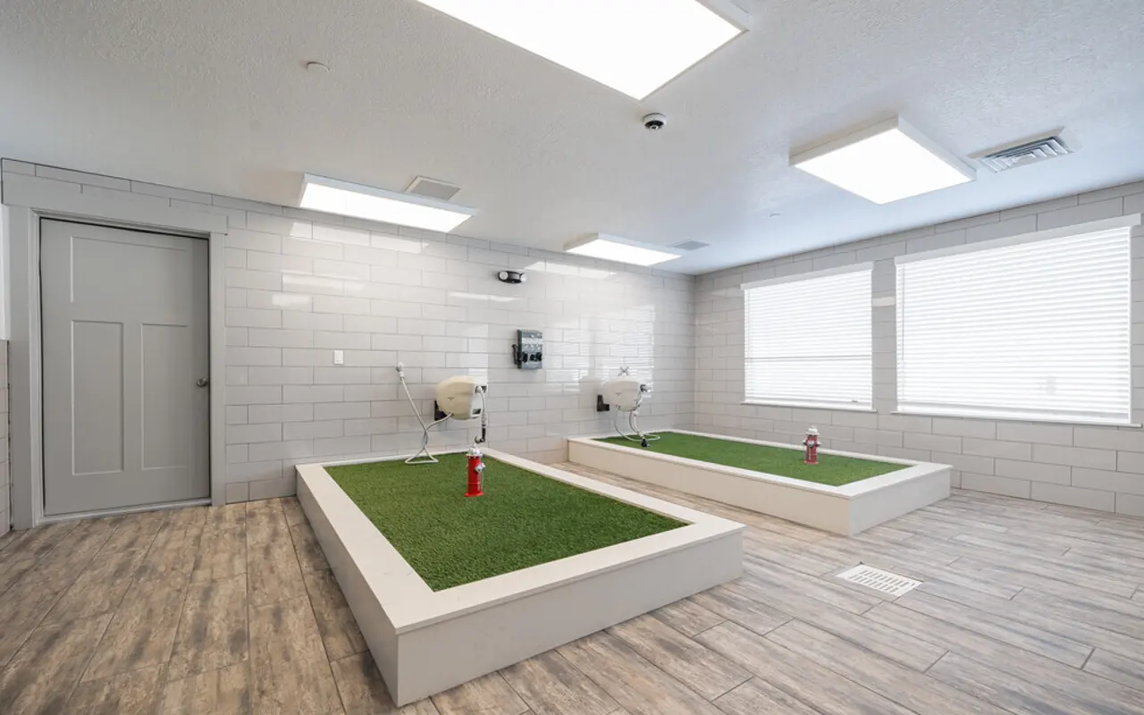 Station on 17th - Bathing, Floor, Bathtub