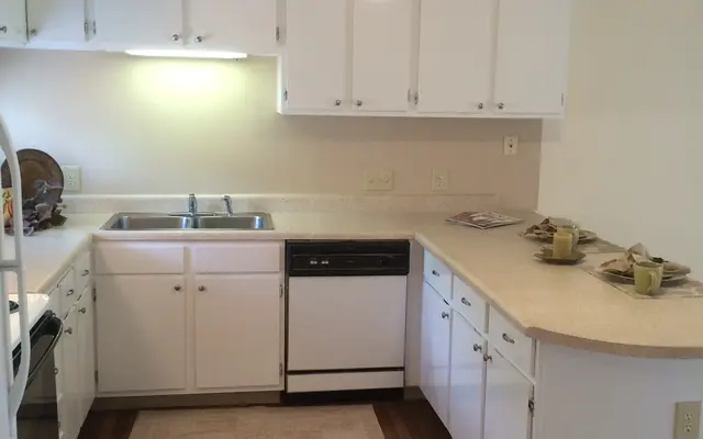 Lake Claire Apartments - Room, Flooring