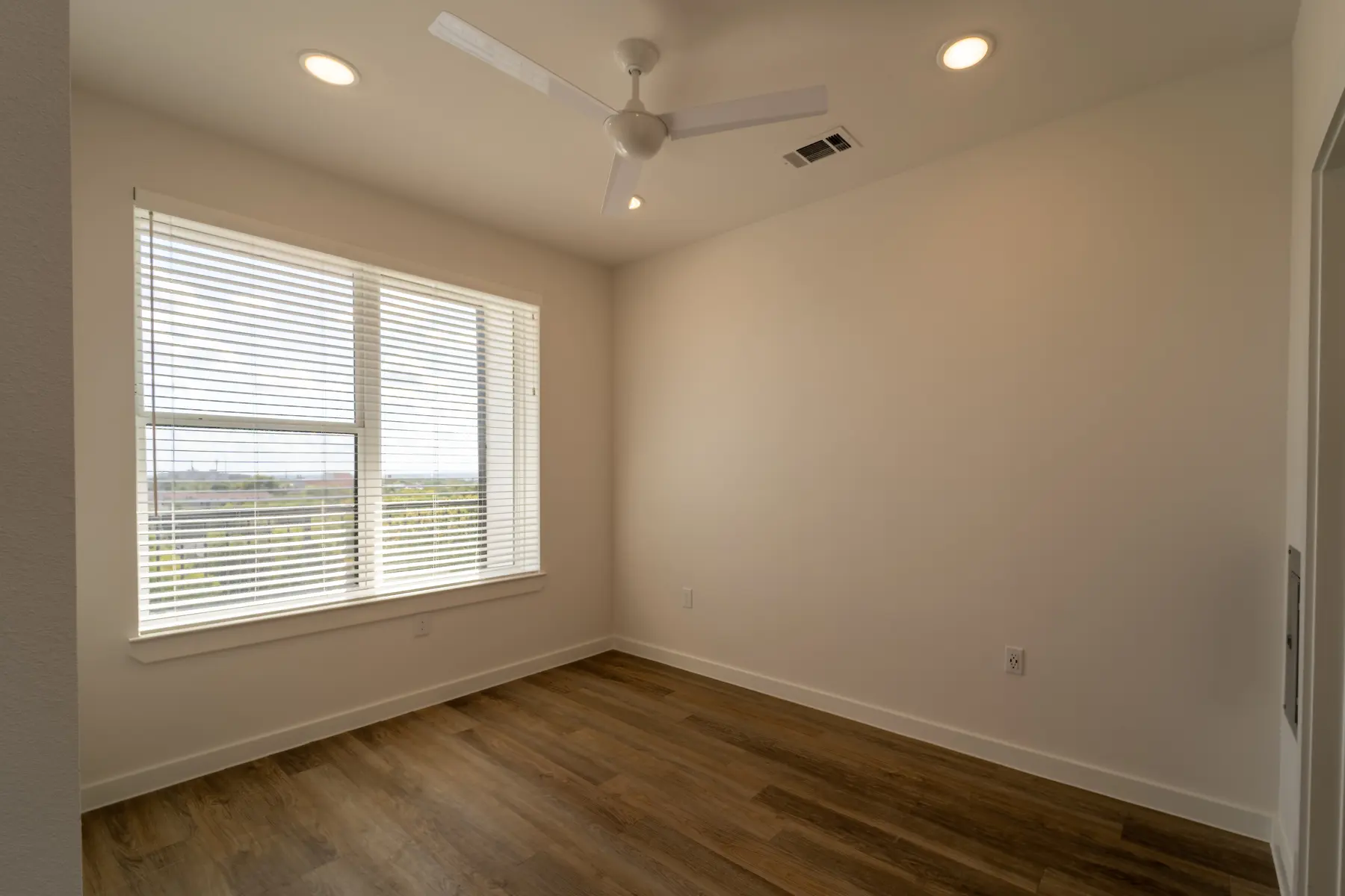 Ellis Highline - Corner, Ceiling Fan, Appliance