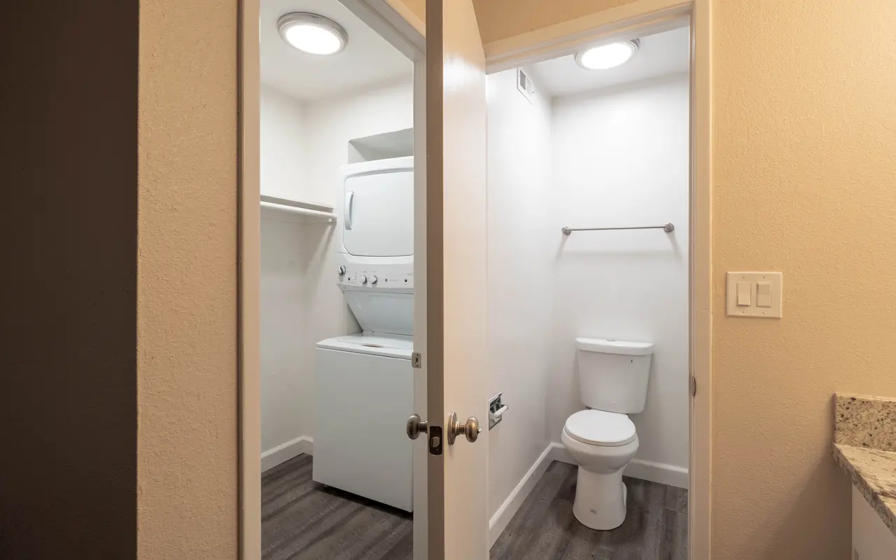 Marconi Oaks - Corner, Indoors