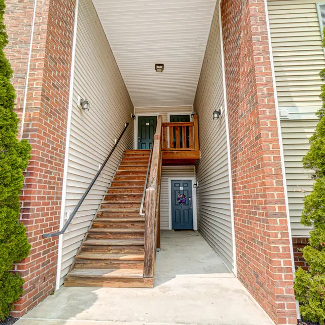 Silverwoods Landing - House, Housing, Staircase