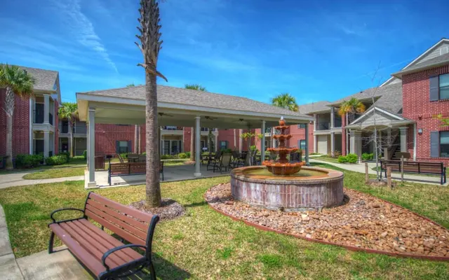 Mason Senior Apartments - Grass, Neighborhood, Bench