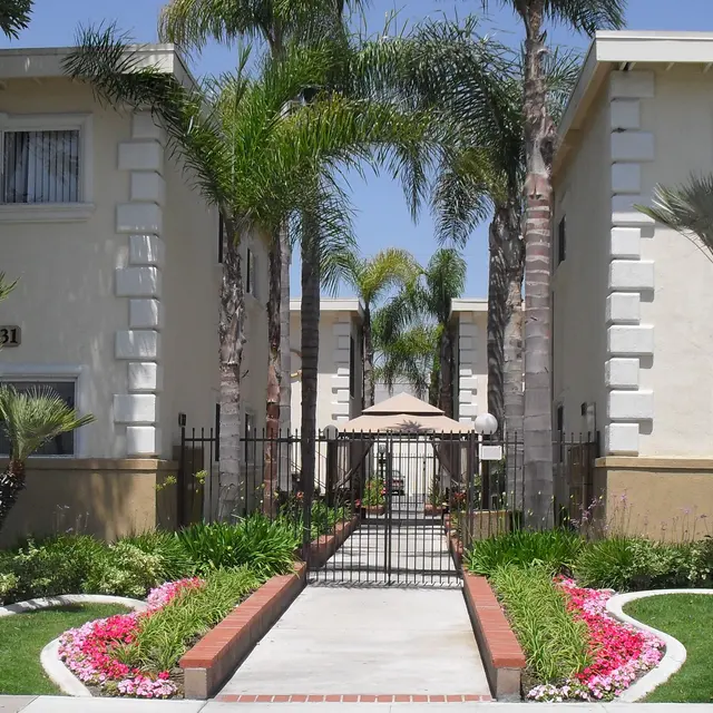 Park Ridge Apartments - Housing, Villa, Grass