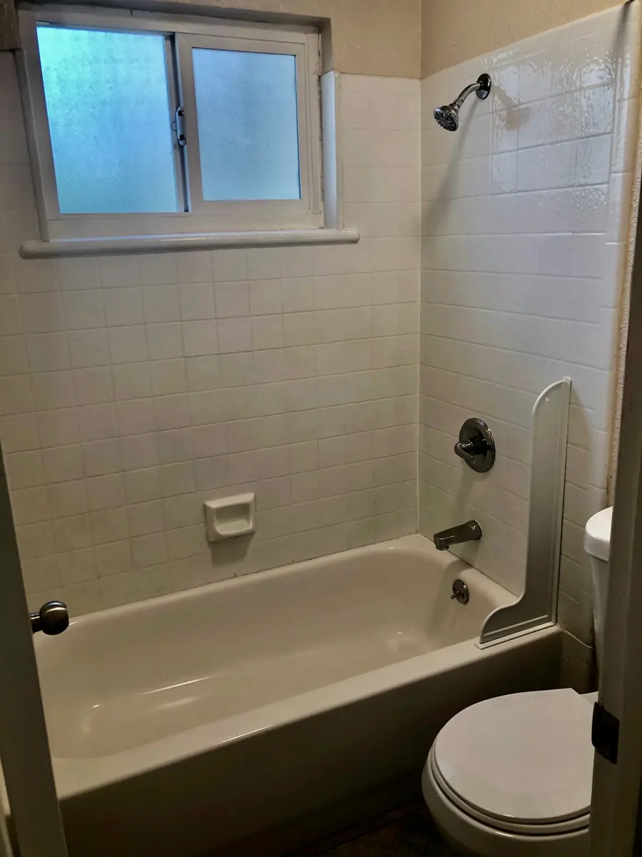 Oaks at River College - Tub, Room