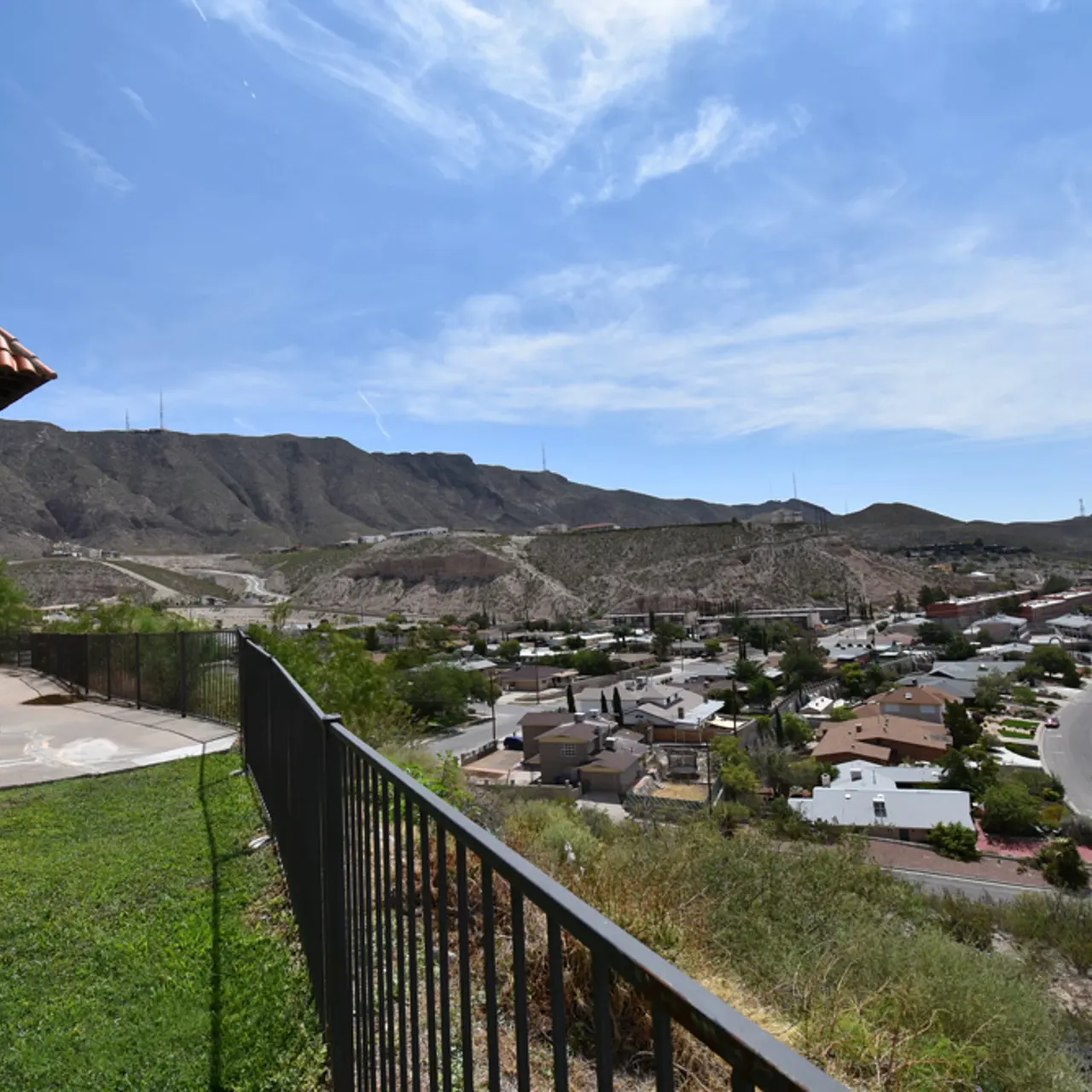 Overlook Apartments - Building, Neighborhood, Suburb