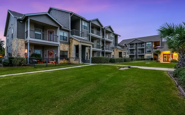 Republic Deer Creek Apts - Lawn