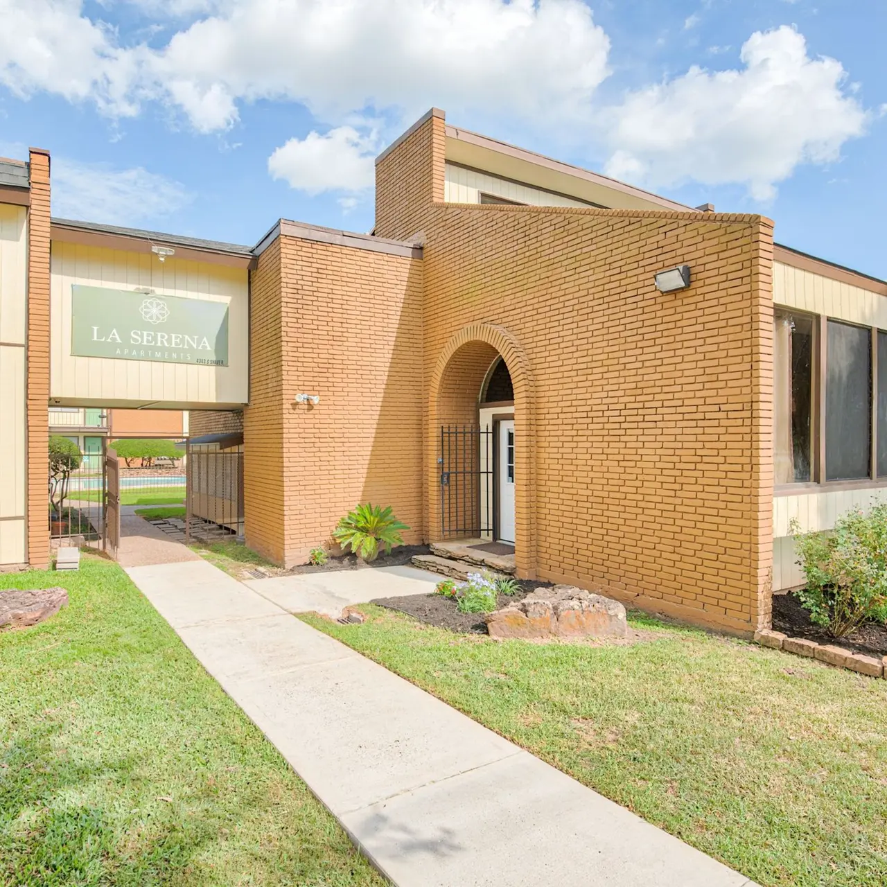 La Serena Apartments - Exterior