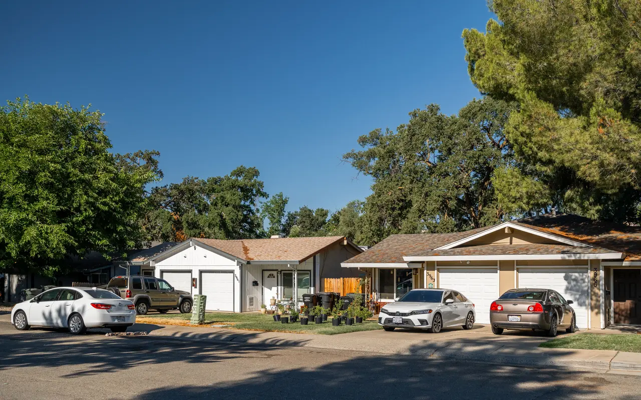 Queenston Plaza - Neighborhood, Suburb, Outdoors