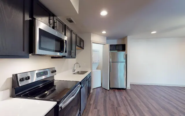 Apartments at M-Streets - Oven, Room