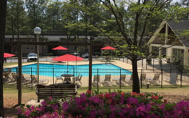 Lake Claire Apartments - Garden