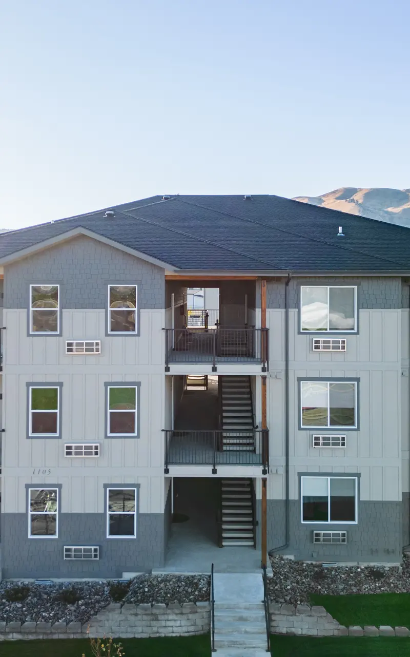 Exterior view of the the Landing at Saddlerock apartment building in Wenatchee, WA, featuring its architecture and surroundings