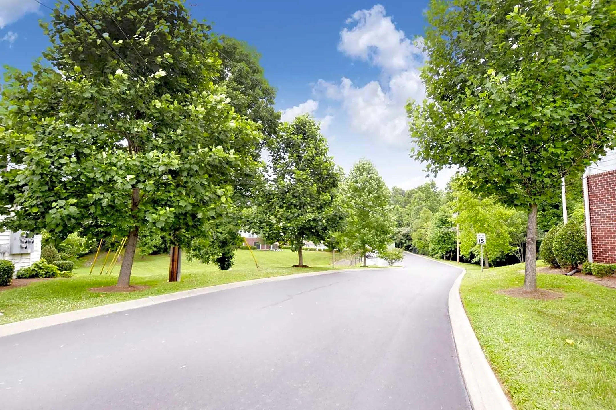 East Forest Park East Forest Park - Outdoors, Housing, Driveway