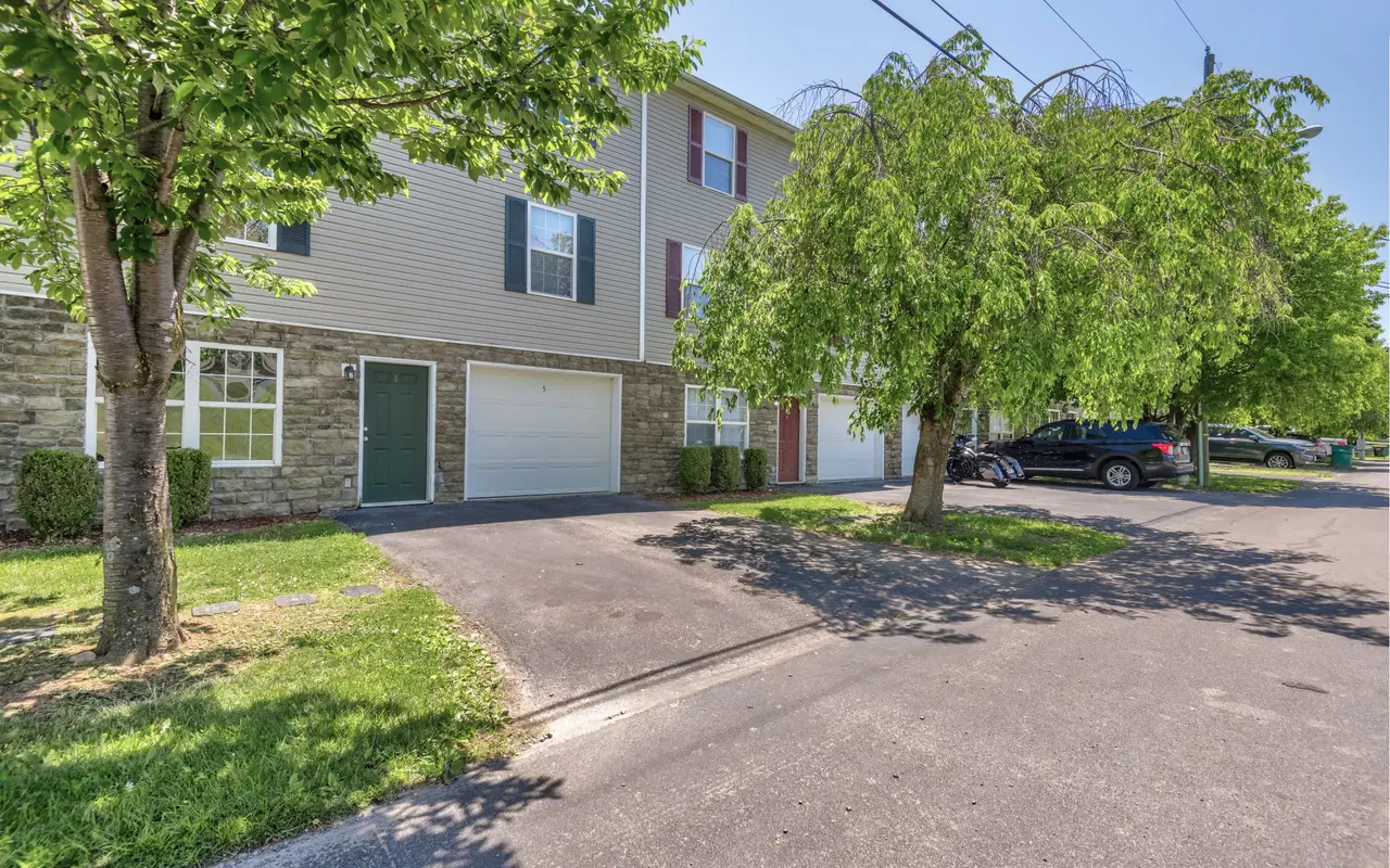 Willow Run Apartments - City, Neighborhood, Street