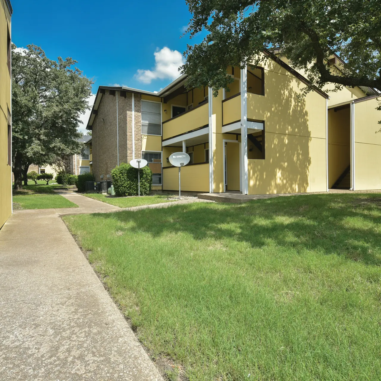 Falls and Oak Village - Lawn, Car