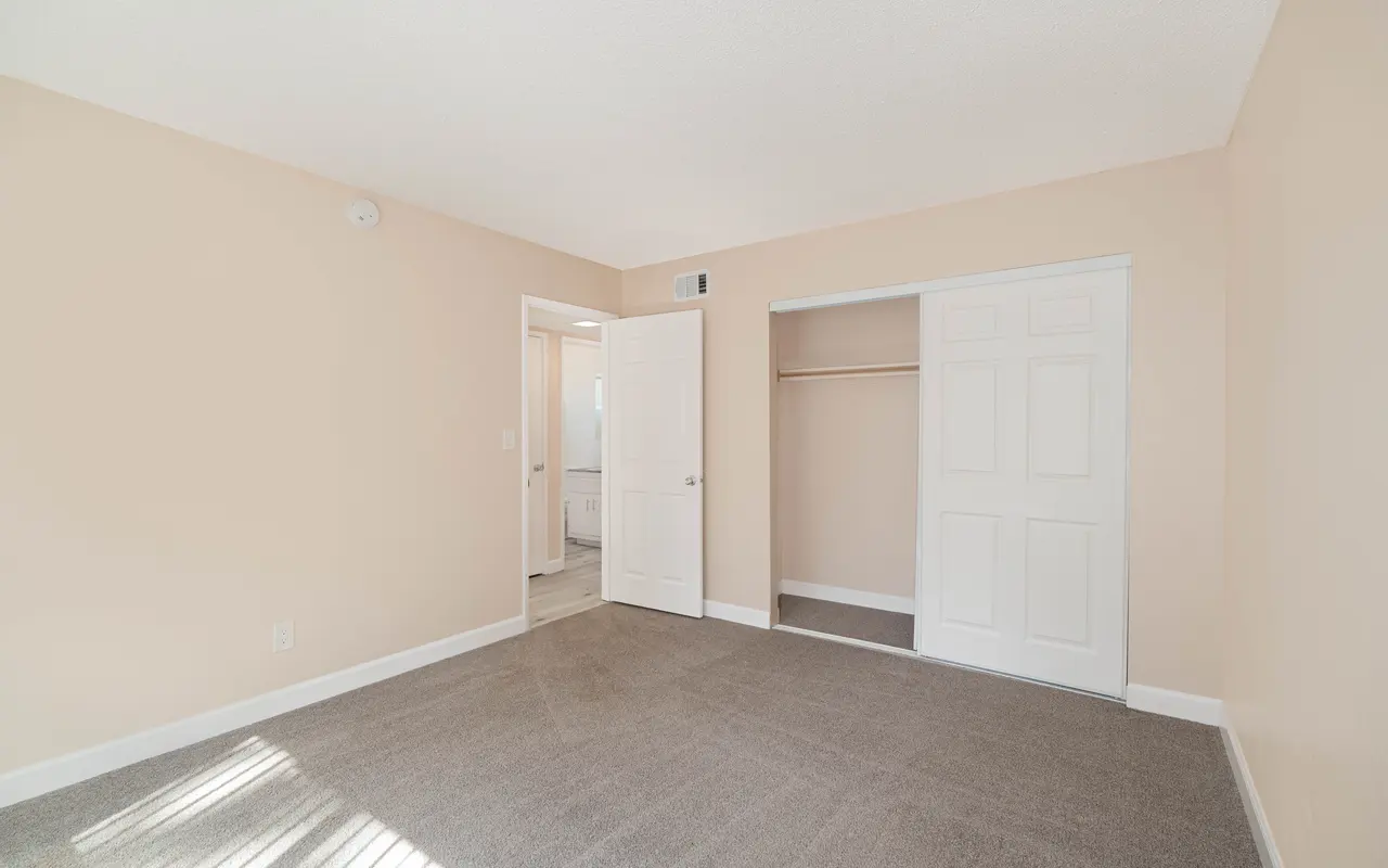 Queenston Plaza - Corner, Floor, Flooring