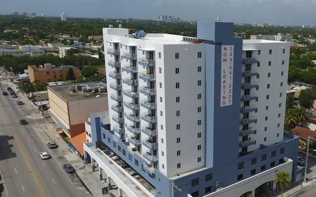 Vista 12 Apartments - Road