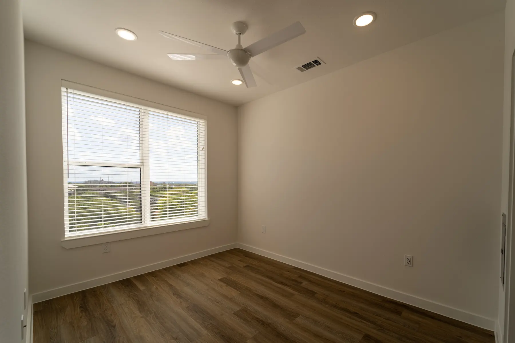Ellis Highline - Corner, Ceiling Fan, Appliance