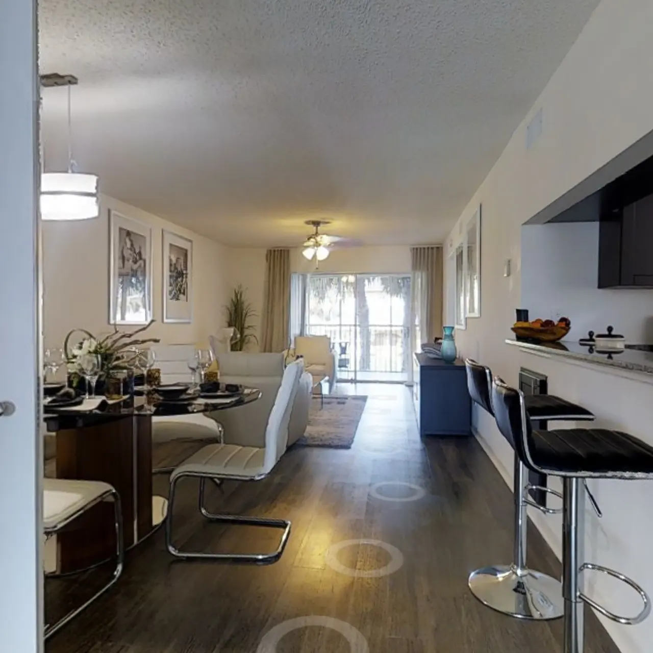 Virtual Tour 2,2 – 1099 Sq FT