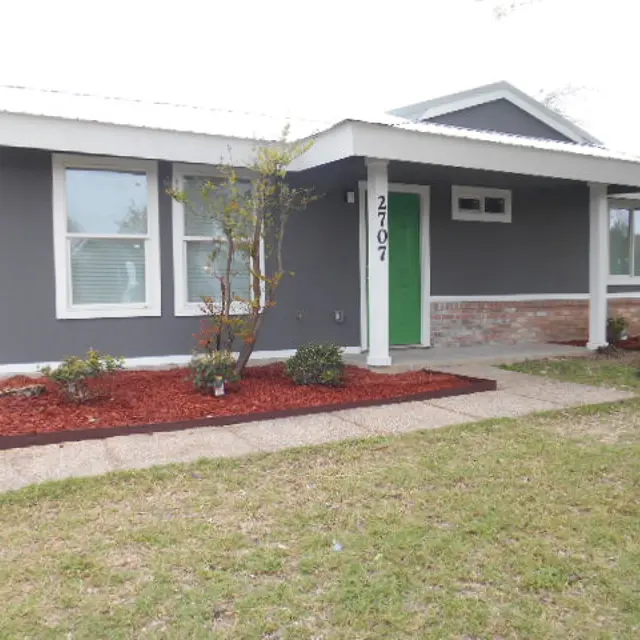 IVST, LP - Housing, Grass, Portico