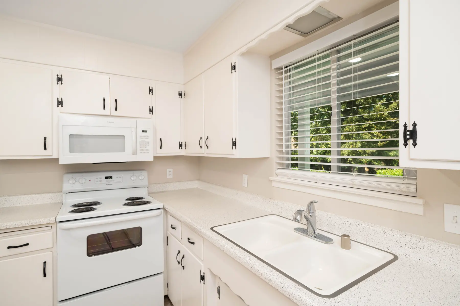 El Camino Duplexes - Sink, Sink Faucet, Device
