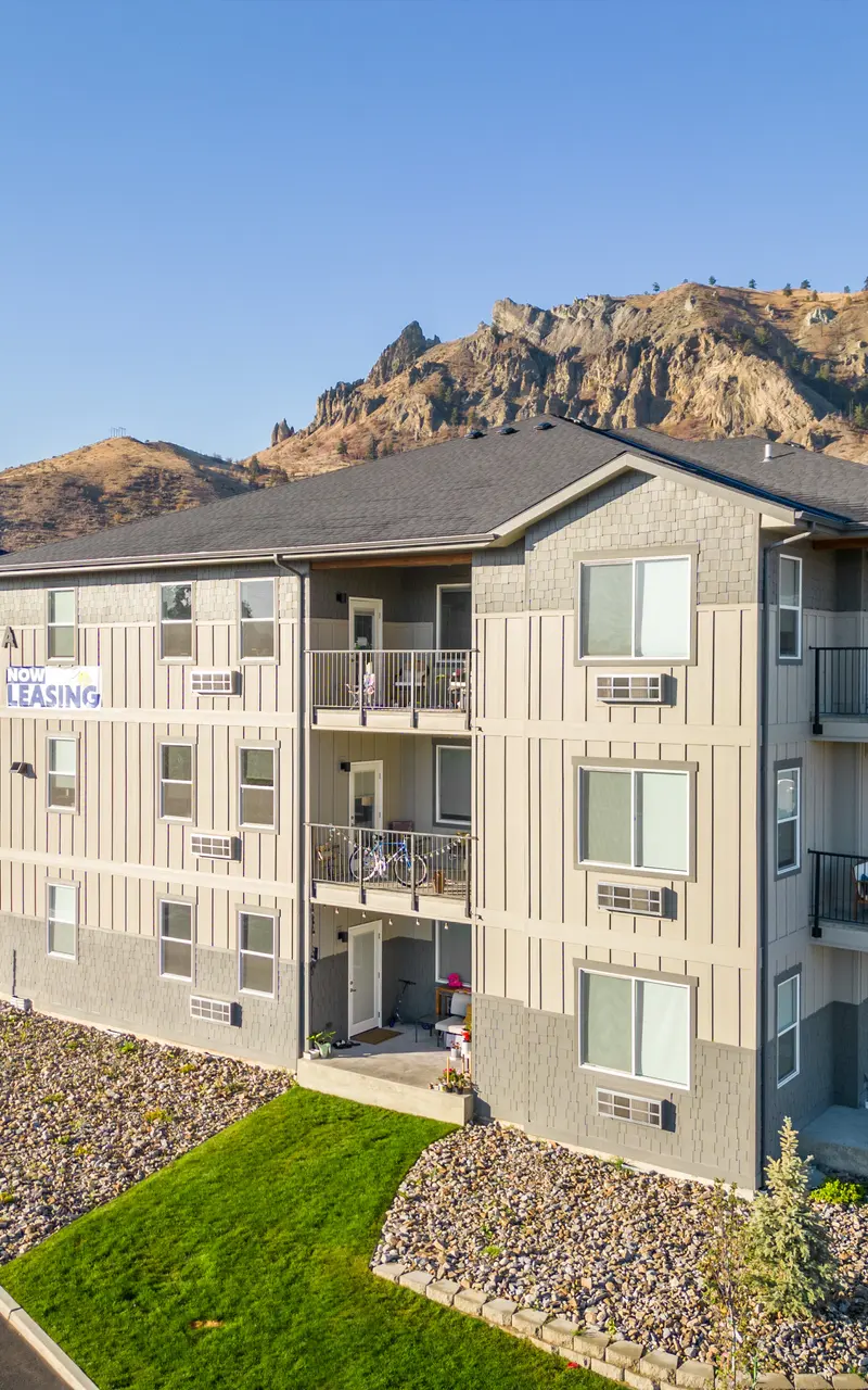 Exterior view of the the Landing at Saddlerock apartment building in Wenatchee, WA, featuring its architecture and surroundings