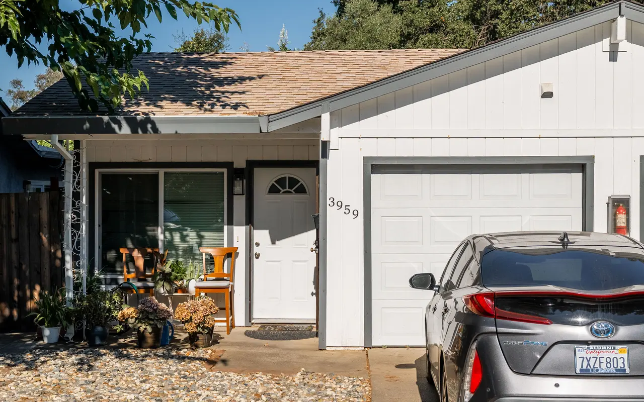 Queenston Plaza - Garage, Indoors, License Plate