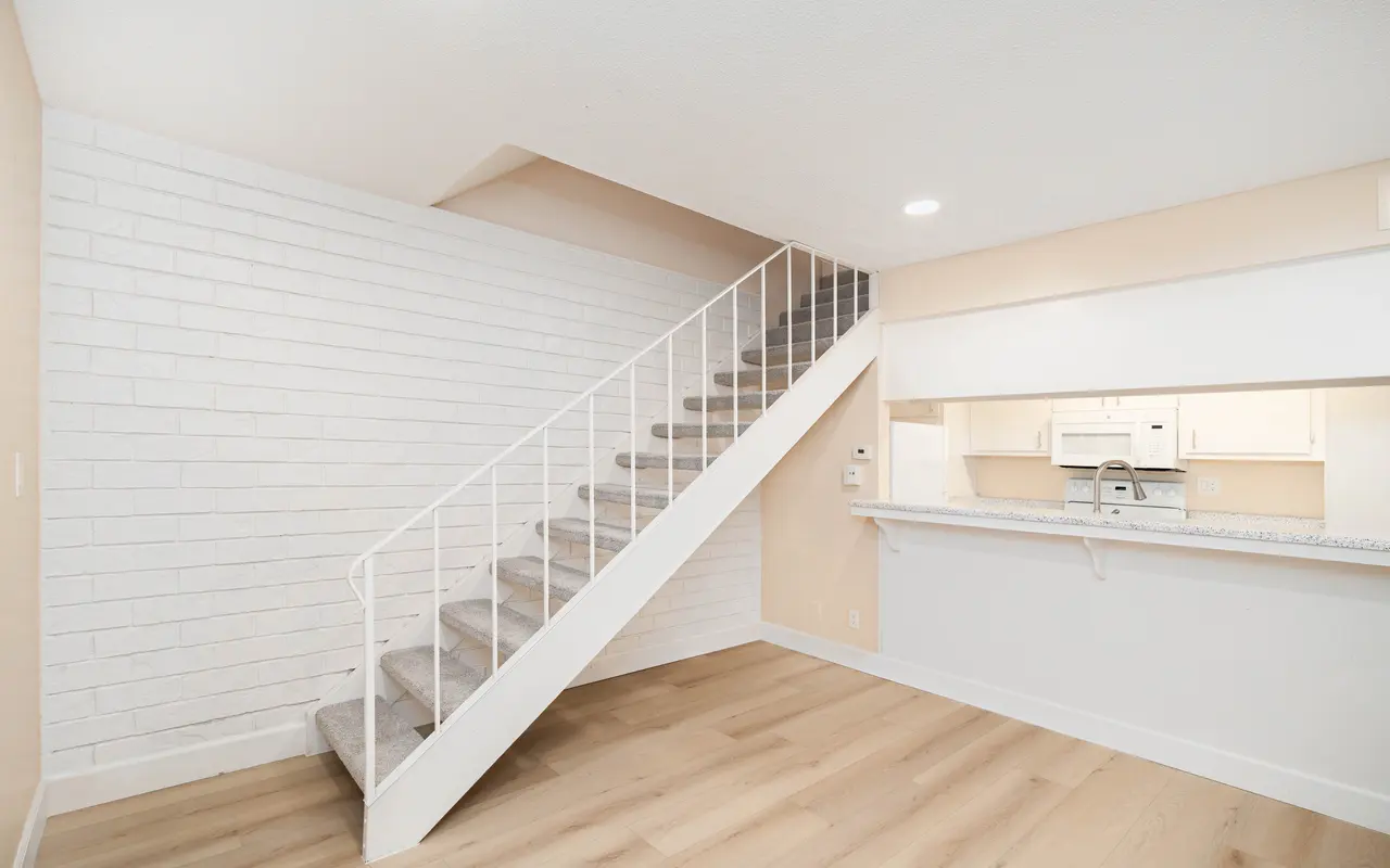 Queenston Plaza - House, Housing, Staircase