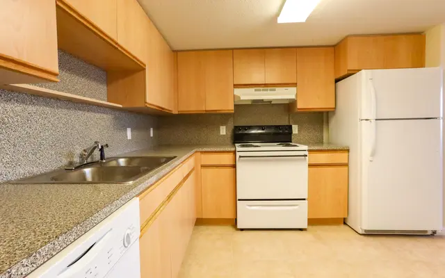 Golden Square & Villas Apts - Kitchen