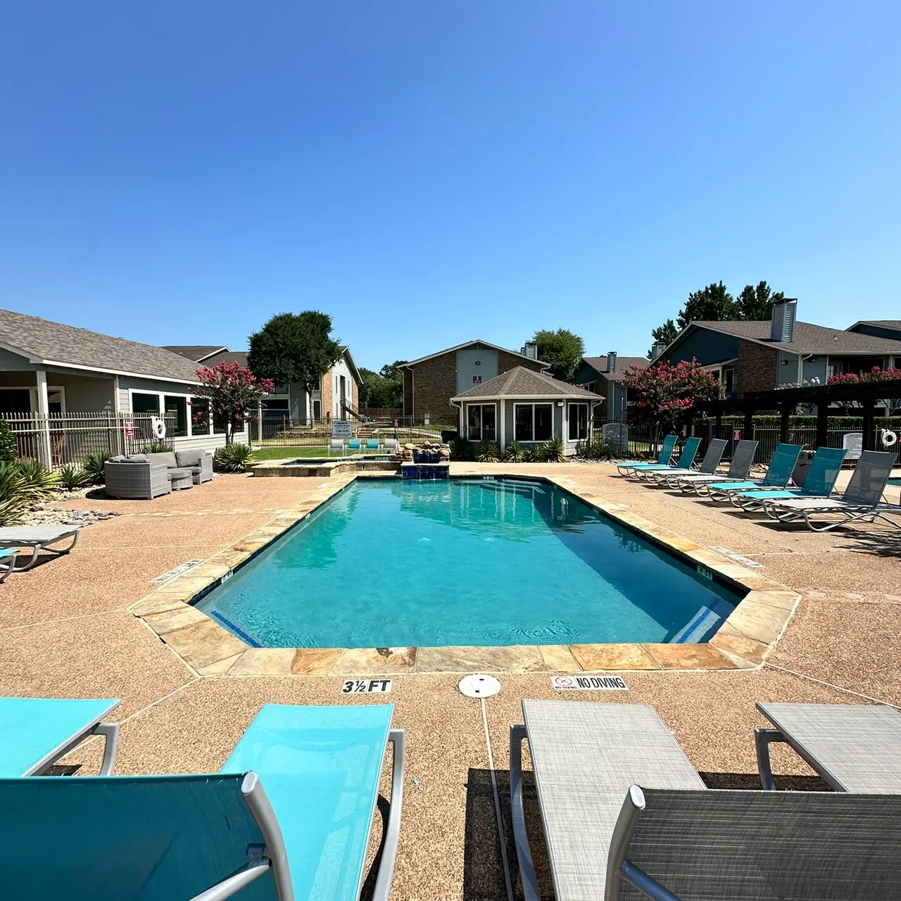 Autumn Breeze Apartments - Pool, Water, Swimming Pool