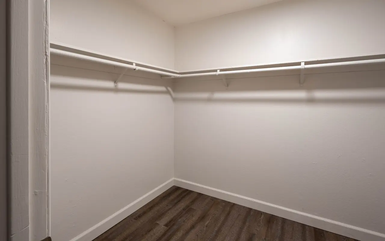 Marconi Oaks - Corner, Indoors, Furniture