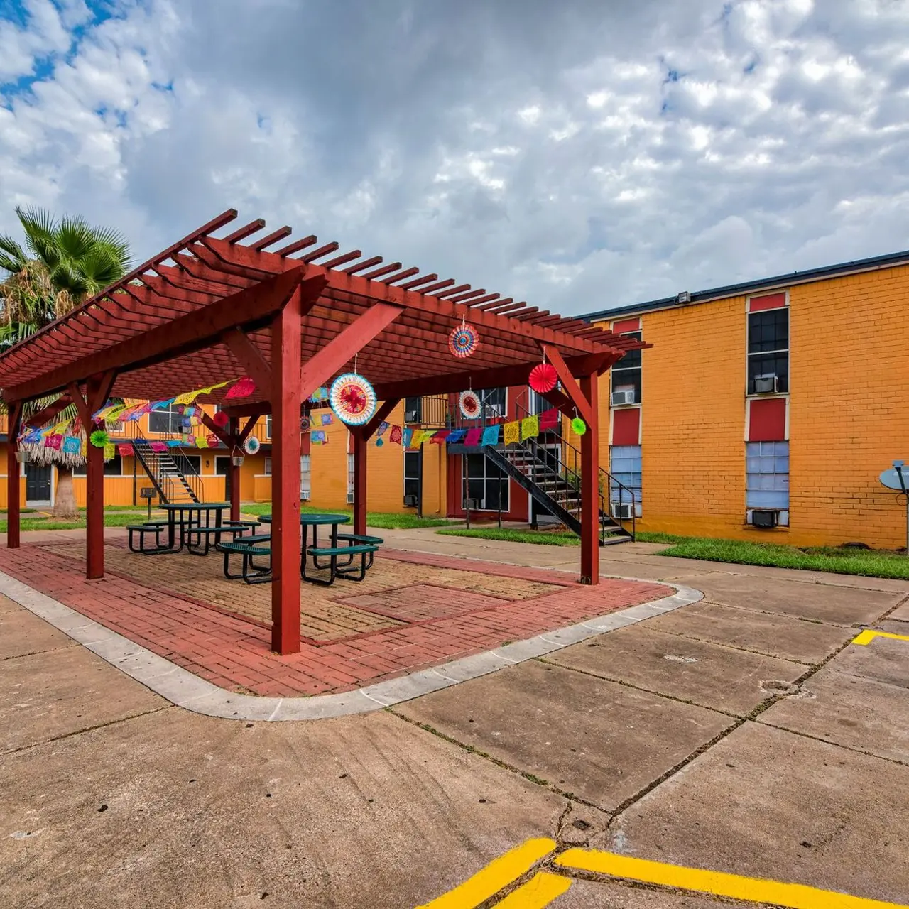 Vista Del Rey Apartments - Patio