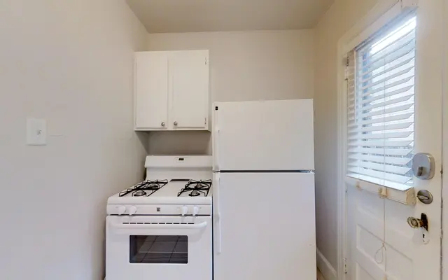 Marquita Court Apartments - Oven