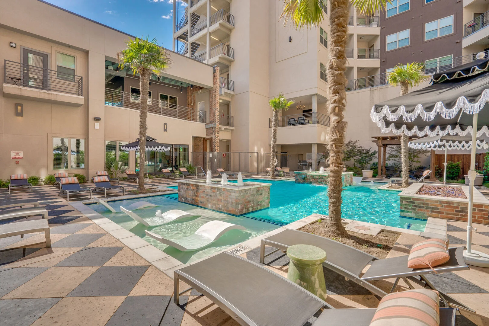 Bottle House on Main - City, Pool, Water