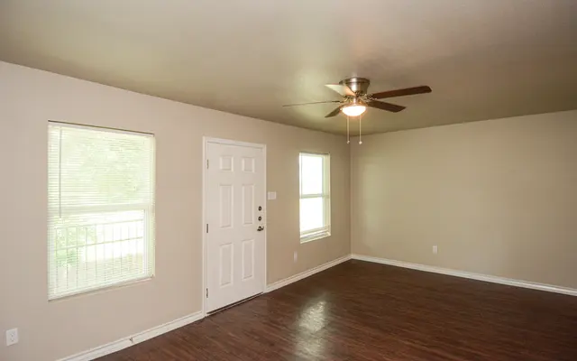 Woodlawn Apartments - Living Room