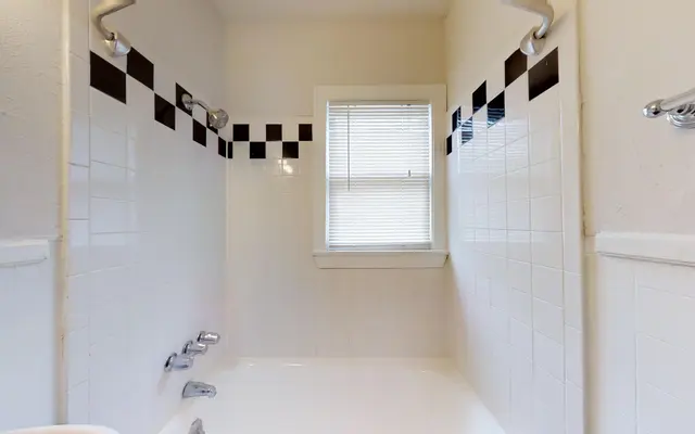 Marquita Court Apartments - Tub