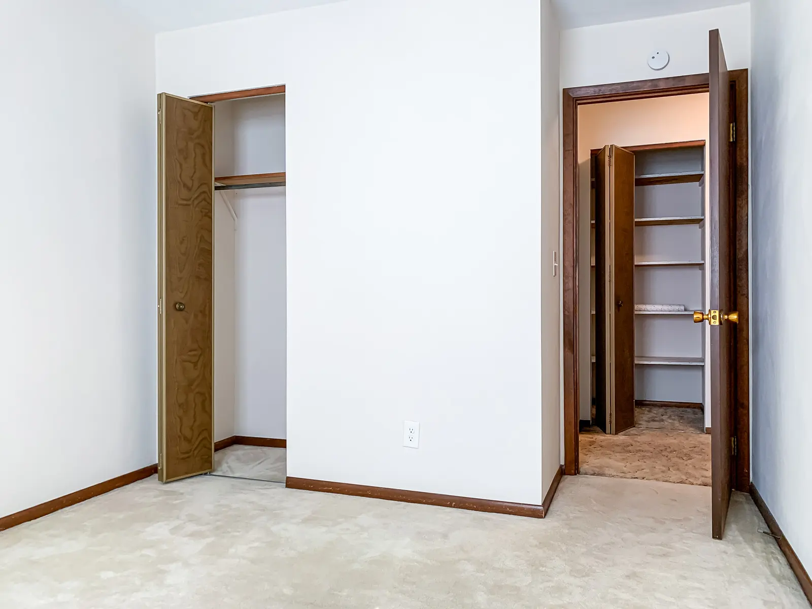 Colony Arms - Corner, Floor, Indoors