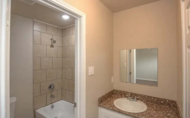 Woodlawn Apartments - Bathroom