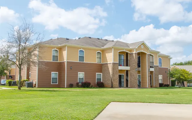 High Meadow Apartments - Lawn