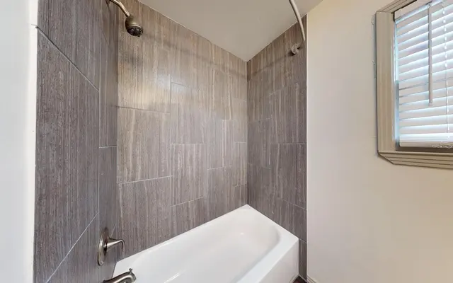 6015 Reiger - Tub, Room