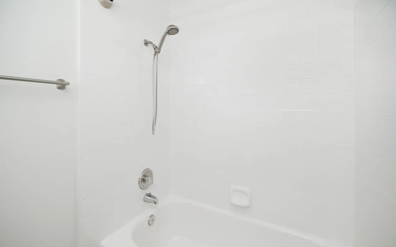 Queenston Plaza - Indoors, Bathing, Tub