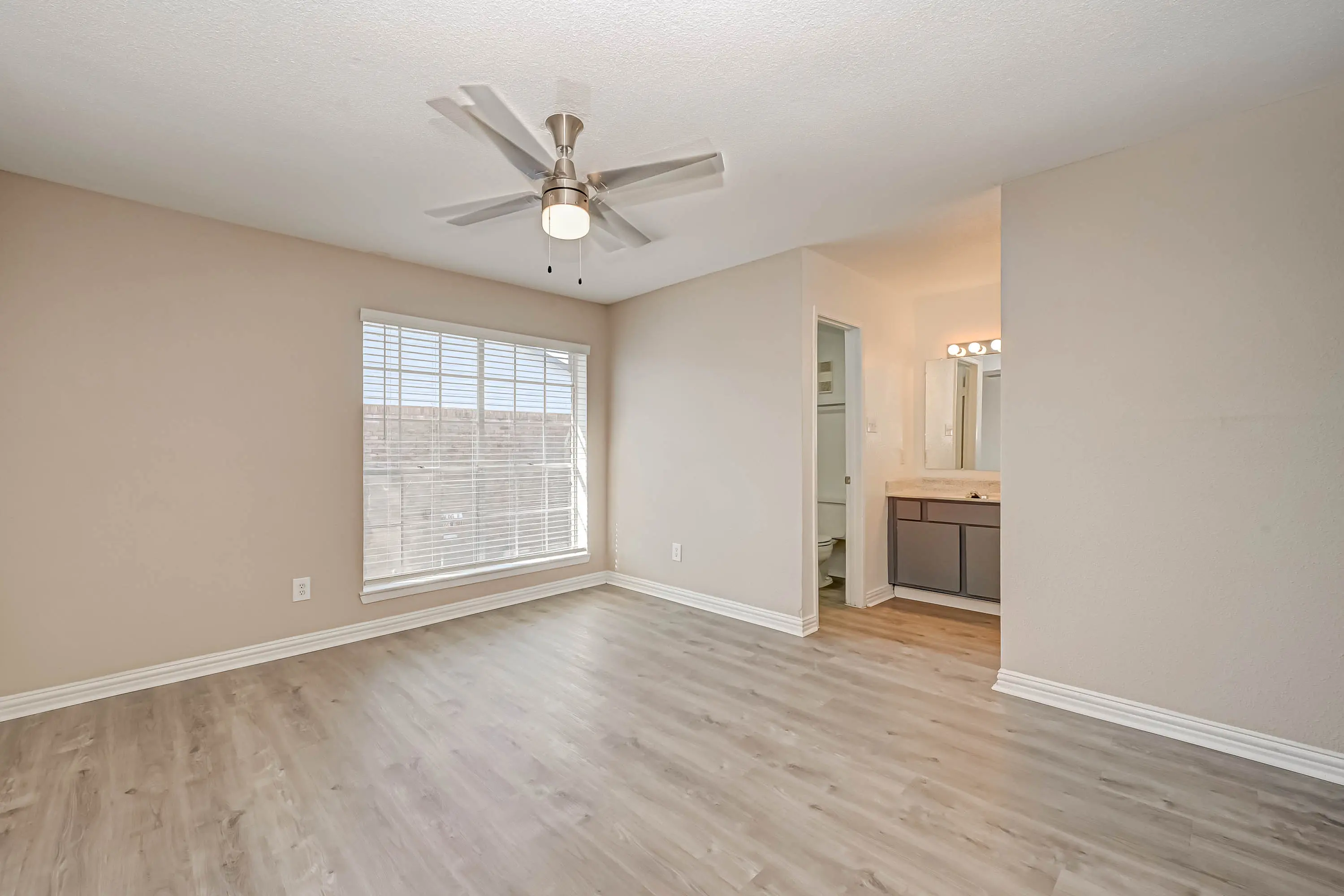 8915 Broadway 8915 Broadway - Corner, Floor, Interior Design